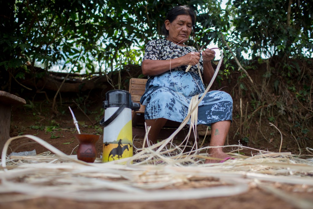 Una mujer indígena fabrica artesanías durante el año para venderlas a los turistas. Foto cortesiía de Mauro Pimentel.