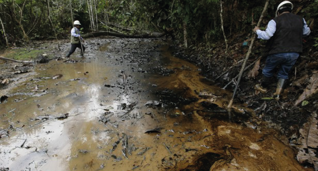 El derrame de petróleo es una constante en los ríos amazónicos, en especial en el Lote 192, concesión que se sobrepone a territorios indígenas. Fotografía: Convoca.pe/imagen referencial
