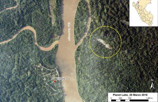 En la imágen satelital se observa el comienzo de la deforestación en las riberas del rio Santiago en Amazonas. (Imagen de ACA/MAAP/2016)