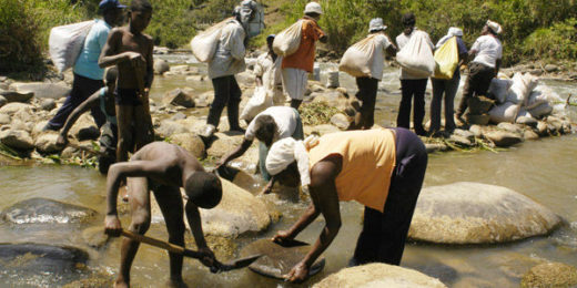 Los trabajadores en la minas ilegales manipulan el mercurio sin ningún tipo de protección. Fotografía del diario El Tiempo.