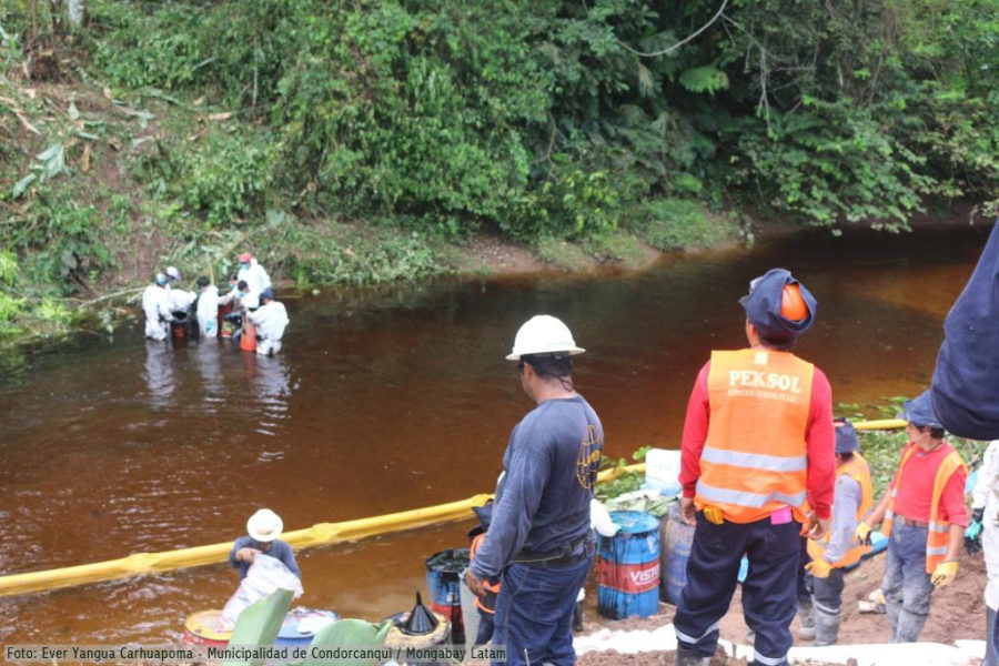 Personal de Petroperú y trabajadores de la empresa LAMOR ponen en marcha plan de contingencia tras el nuevo derrame ocurrido esta mañana en el distrito de Santa María de Nieva, Amazonas. Foto: Cortesía de la Municipalidad de Condorcanqui.