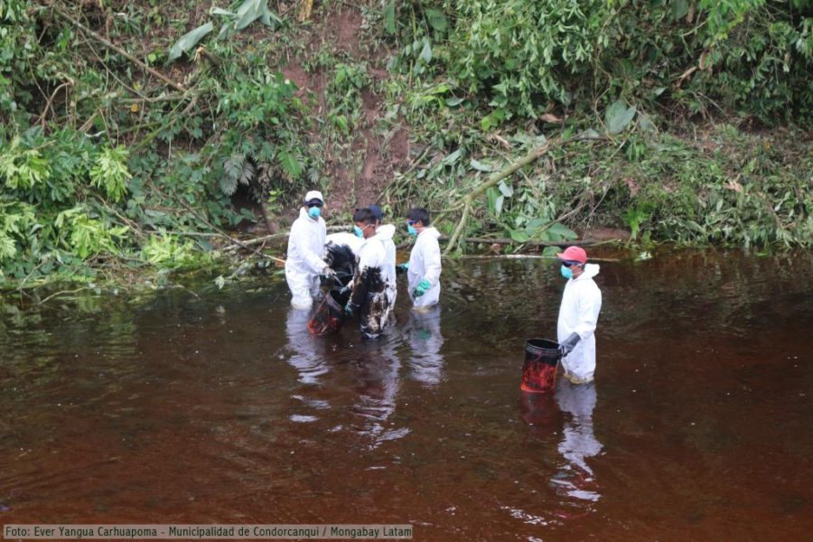 Personal de Petroperú trabaja en la zona del nuevo derrame ocurrido esta mañana en el distrito de Santa María de Nieva. Foto: Cortesía de la Municipalidad de Condorcanqui.