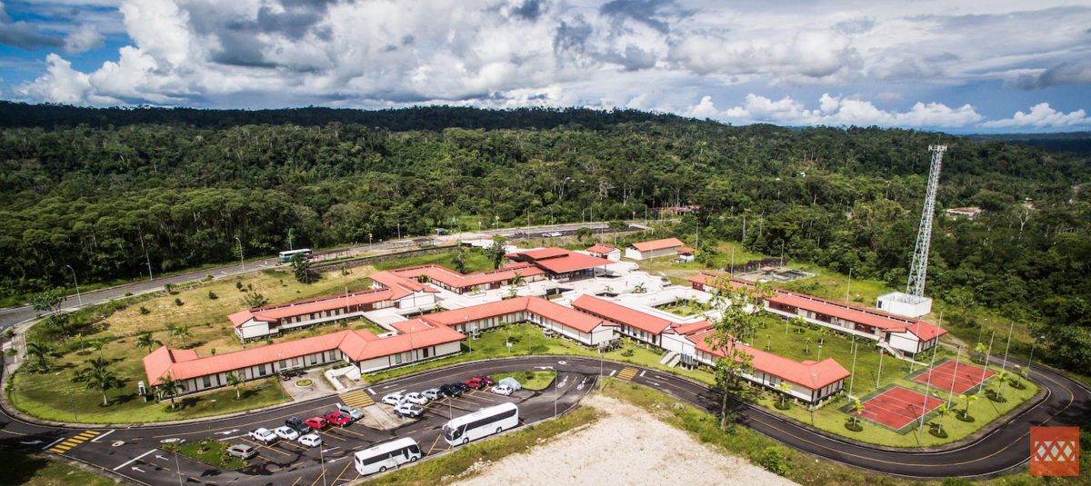 La Universidad Regional Amazónica IKIAM, palabra que significa selva en la lengua Shuar, está ubicada dentro del corazón de la Amazonía ecuatoriana.