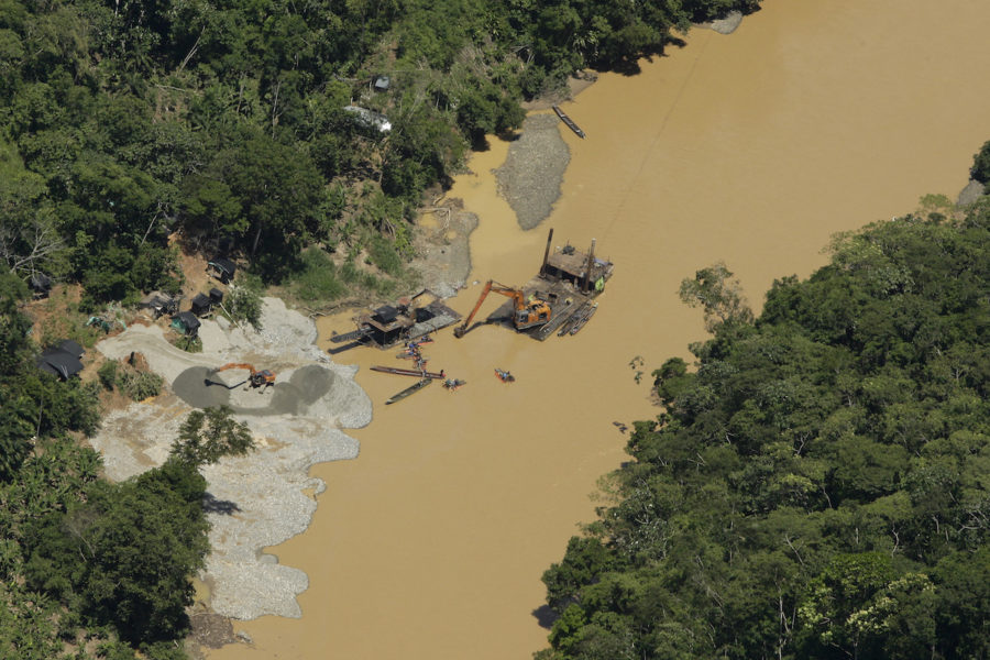 Mercurio en Latinoamérica: Vista panorámica que muestra la actividad minera en el río Teta, Colombia. Foto: Daniel Reina / Revista Semana Sostenible.