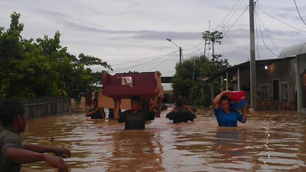 Lluvias extremas e inundaciones: especialistas explican por qué golpean actualmente a países de América del Sur Ecuador_inundacion_ffaa